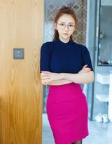 经历沉淀气质:丰满眼镜美女的性感瞬间 丰满身材与眼镜形成反差魅力,性感中透出知性