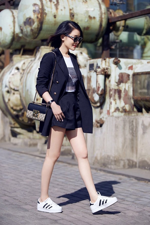 光影漫舞间车永莉都市街拍演绎时尚诗篇 车永莉身着白衬衫于斑驳墙前展露知性优雅侧颜