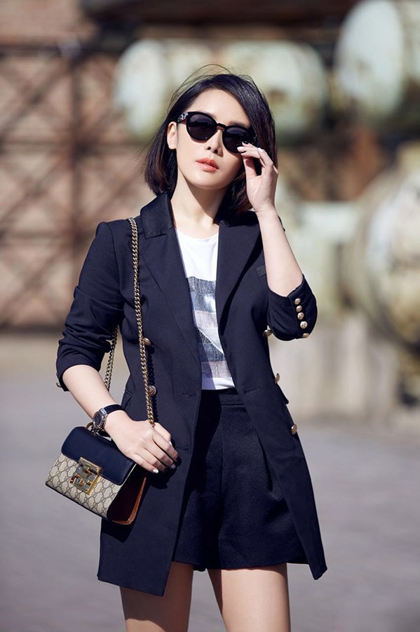 光影漫舞间车永莉都市街拍演绎时尚诗篇 车永莉穿梭于现代建筑间步伐洒脱尽显摩登气场