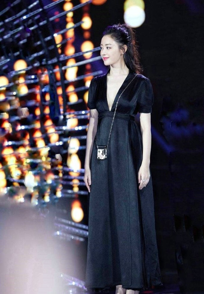 张天爱化身市井烟火中的卤煮西施 她面带微笑,与身旁的厨师交流,手指轻点仿佛在询问卤煮的秘诀