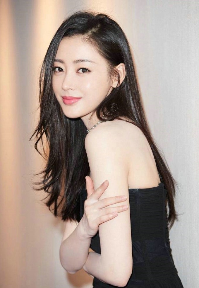 张天爱化身市井烟火中的卤煮西施 她站在古朴的店铺招牌下,回眸一笑,身后是浓浓的市井生活气息