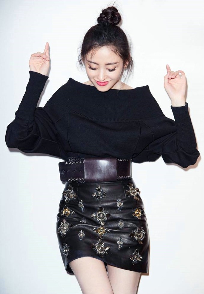 张天爱化身市井烟火中的卤煮西施 张天爱俏皮地指着碗中的卤煮,表情生动,仿佛在推荐这道美味