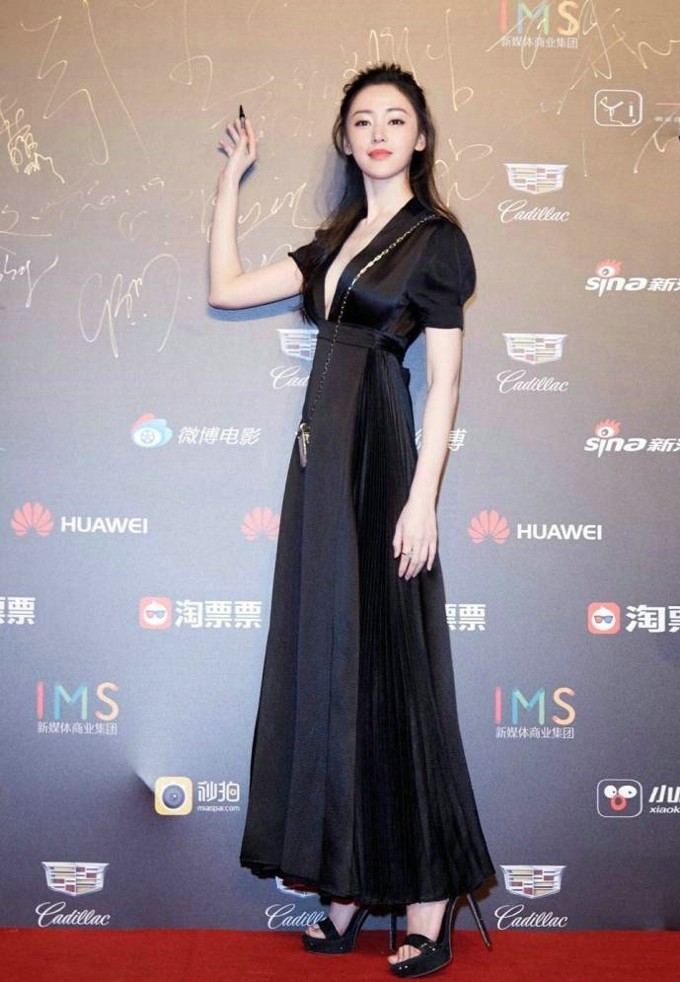 张天爱化身市井烟火中的卤煮西施 镜头特写下,张天爱眼眸清澈,背后大锅的热气仿佛为她增添了朦胧滤镜