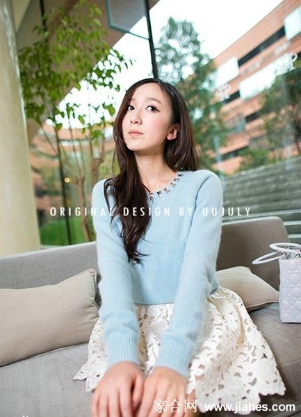 灵韵仙姿娄艺潇服饰代言光影诗篇 娄艺潇在落日余晖中漫步,酒红色长裙拖曳出渐行渐远的诗意剪影