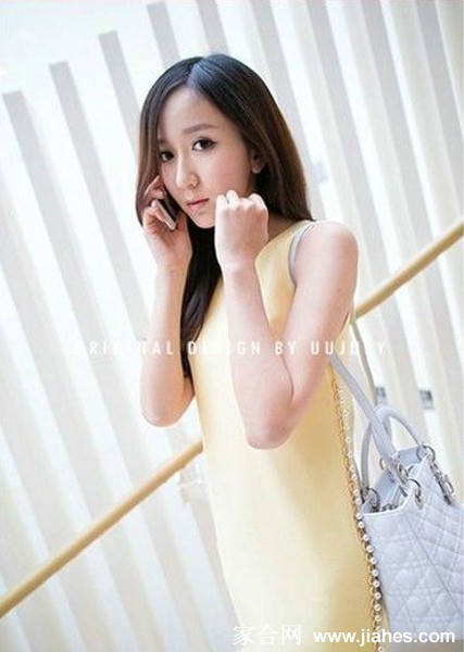 灵韵仙姿娄艺潇服饰代言光影诗篇 娄艺潇穿墨绿丝绒礼服垂眸浅笑,如同文艺复兴画作中走出的古典缪斯